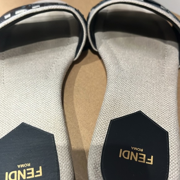 Fendi canvas and black leather slides - Picture 8 of 8